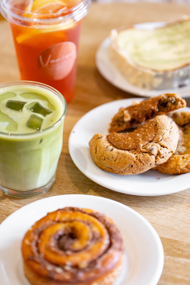 Matcha latte, cookie et cinnamon roll chez Vanim Aix-en-Provence